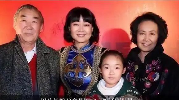 不做饭帅气丈夫甘当“家庭主夫”把她宠成宝PG电子麻将胡了模拟器结婚34年只生孩子(图23)