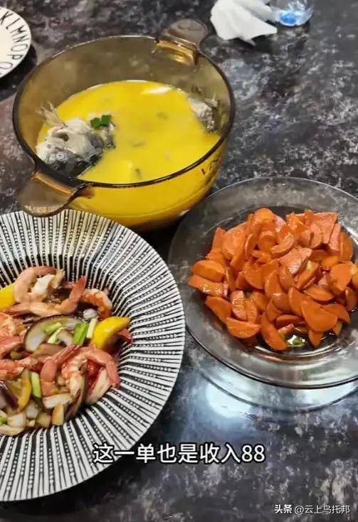 门做饭月入两万一天6单网友曝光细节麻将胡了试玩平台女子穿“瑜伽裤”上