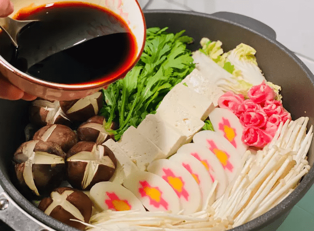 叔教你酱汁调法只需几样食材比卖的好吃麻将胡了2试玩网站日式寿喜锅轻松做大(图5)